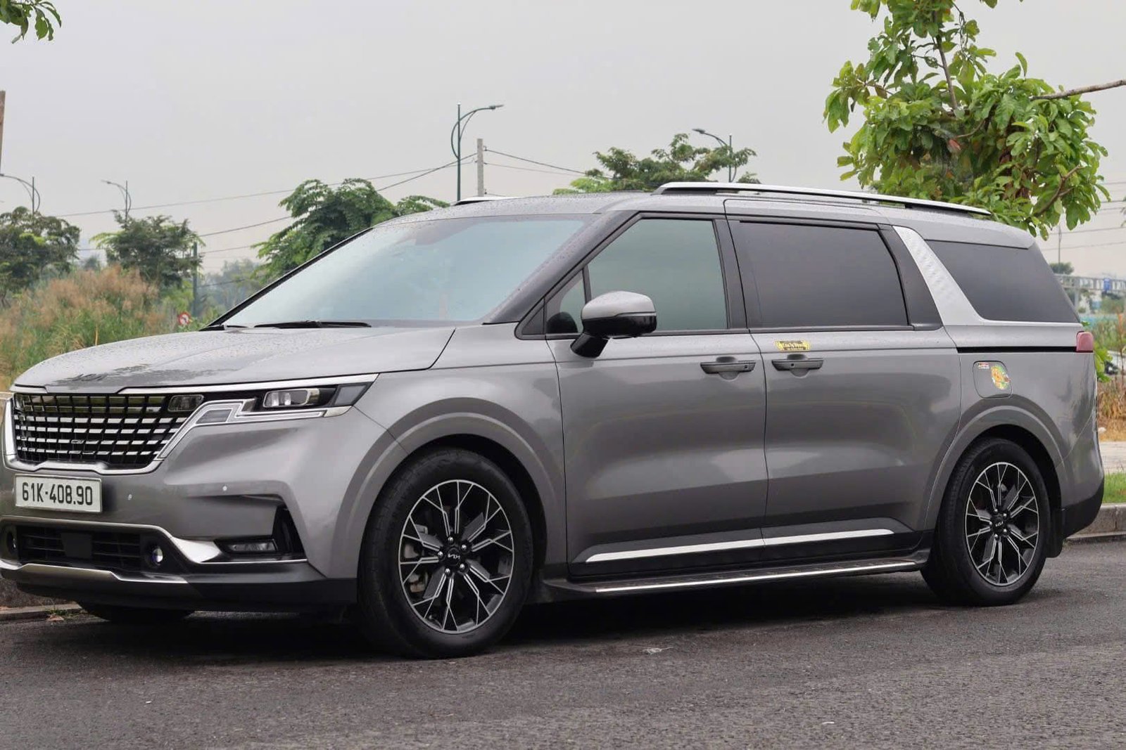 Dragon Travel Kia Carnival exterior